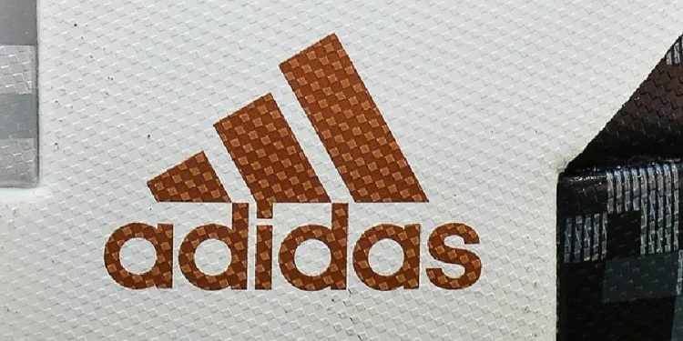 Adidas bajo ataque: La nueva amenaza en la moda global