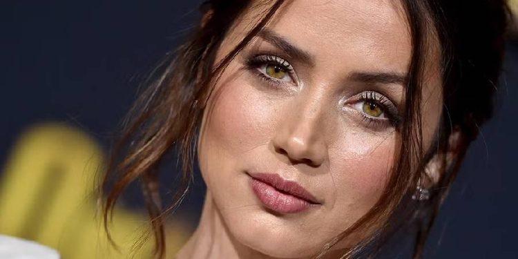 Ana de Armas: Lujo y sencillez en el aeropuerto