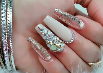 Brillando con elegancia: Uñas champagne rejuvenecedoras