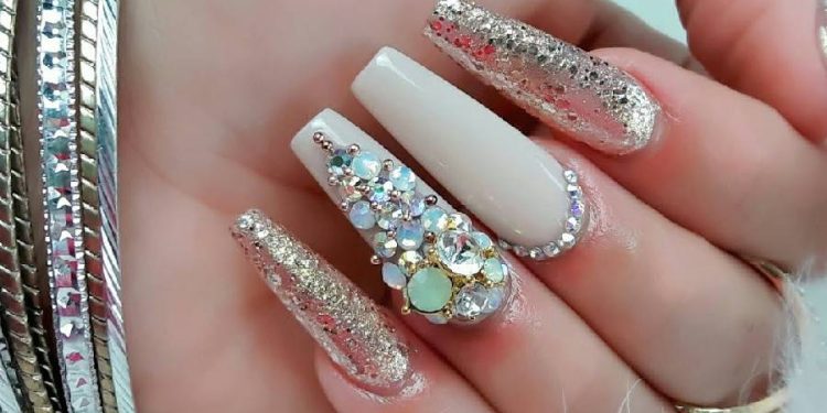 Brillando con elegancia: Uñas champagne rejuvenecedoras