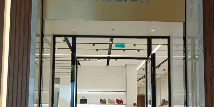 Burberry en caída libre: Recortes milenarios y cambio radical
