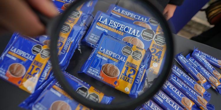 Nutresa desafía la escalada del cacao con su nueva línea de chocolate económico