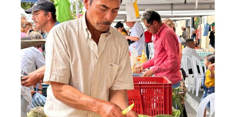 Delacuesta celebra la esencia de la vida, un tributo a las «Manos que Cultivan»