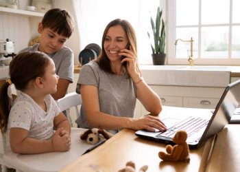 Día de la Madre mamá trabajando mientras cuida a sus hijos