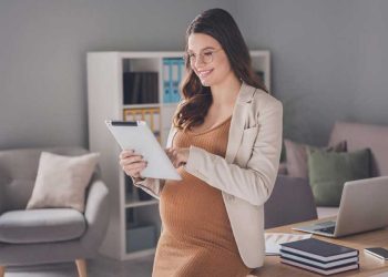 Día de la Madre mujer embarazada trabajadora en oficina