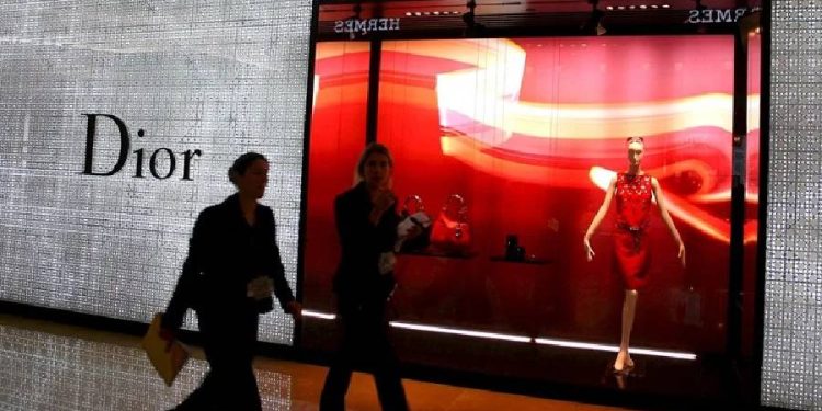 Dior evita sanción en Italia y apuesta por la responsabilidad social