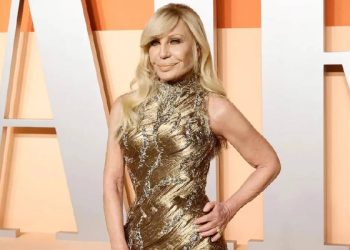 Donatella Versace: Leyenda de resiliencia y glamour en los 70 años del lujo