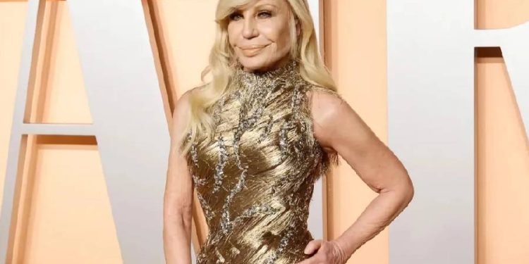 Donatella Versace: Leyenda de resiliencia y glamour en los 70 años del lujo