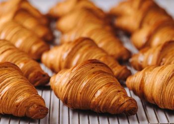 El croissant: La estrella indiscutible en la bollería española