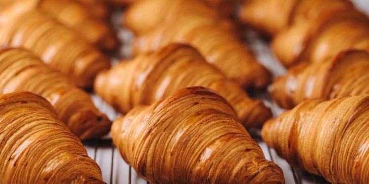 El croissant: La estrella indiscutible en la bollería española