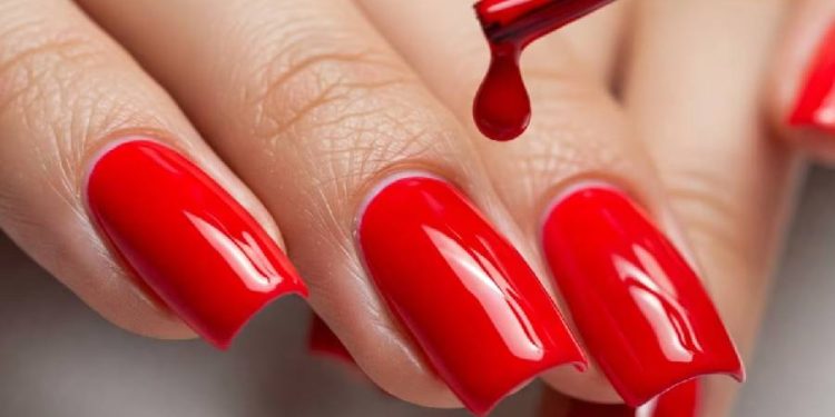 El nuevo color de uñas que perfectamente reemplaza al rojo