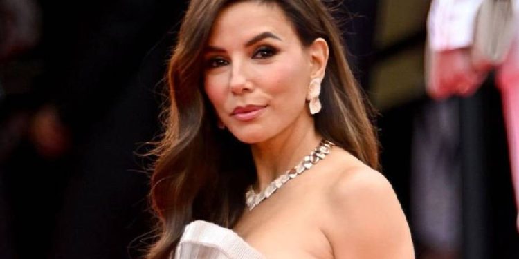 Eterna glamour: Eva Longoria deslumbra en Cannes con estilo vintage