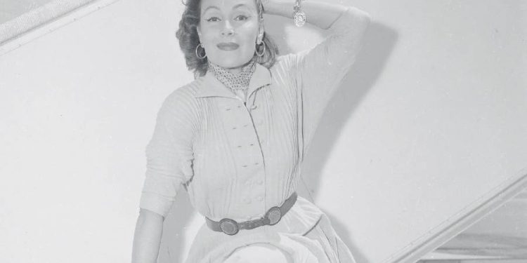 Eterno estilo: El vestido camisero de Dolores del Río Reinas en 2025