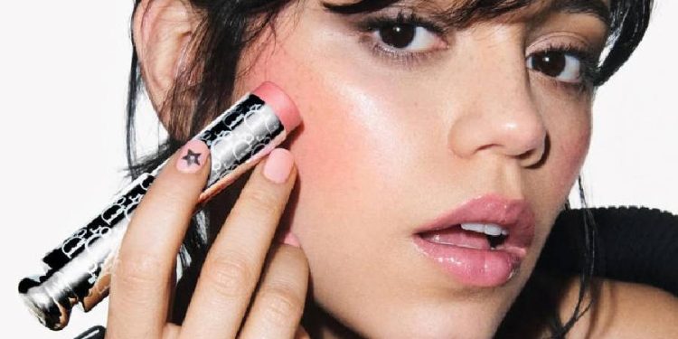Jenna Ortega, nueva embajadora de maquillaje de Dior