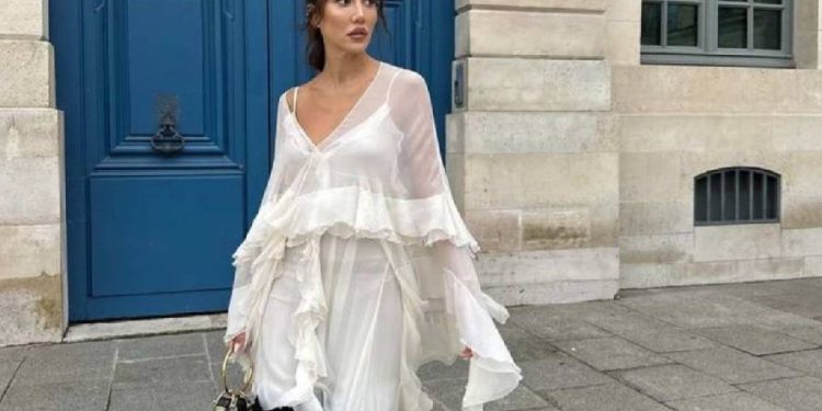 Los vestidos blancos boho chic son tendencia en 2025