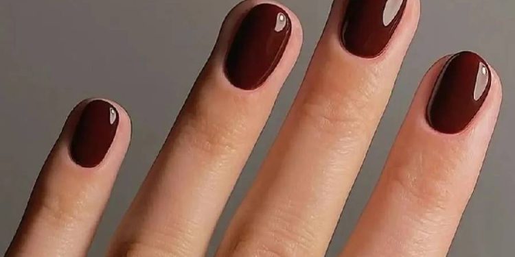 Marrón Espresso: La tendencia irresistible para uñas en verano