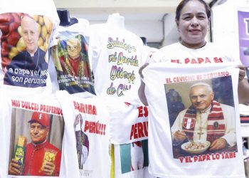 Moda papal en Gamarra ropa con la imagen del Papa León XIV