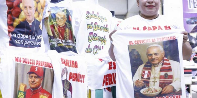 Moda papal en Gamarra ropa con la imagen del Papa León XIV