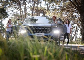 Mujeres manejando por carretera un Ford