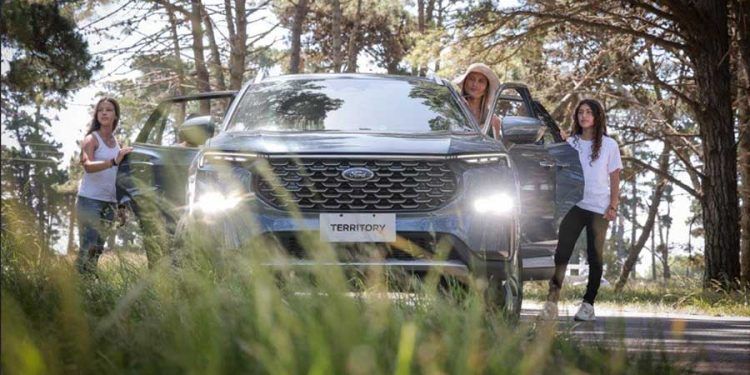 Mujeres manejando por carretera un Ford