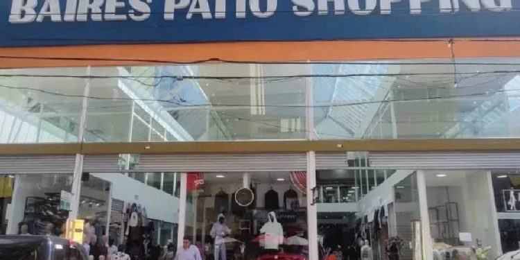 Una nueva propuesta comercial en Flores revoluciona la moda accesible