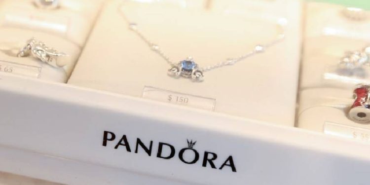 Pandora enfrenta el 2025 con crecimiento y estrategia ante aranceles