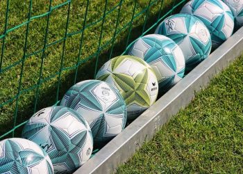 Pelotas balones de fútbol alineados