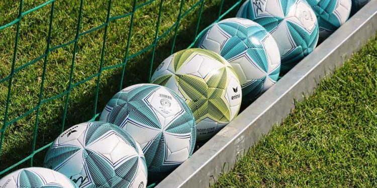 Pelotas balones de fútbol alineados