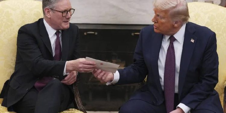 Trump firma histórico acuerdo comercial con Reino Unido