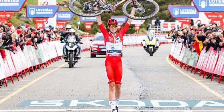 Vollering arranca su defensa en la vuelta femenina 25 por Carrefour