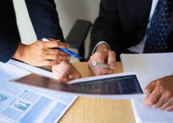 gerentes de una empresa discutiendo estrategias comerciales