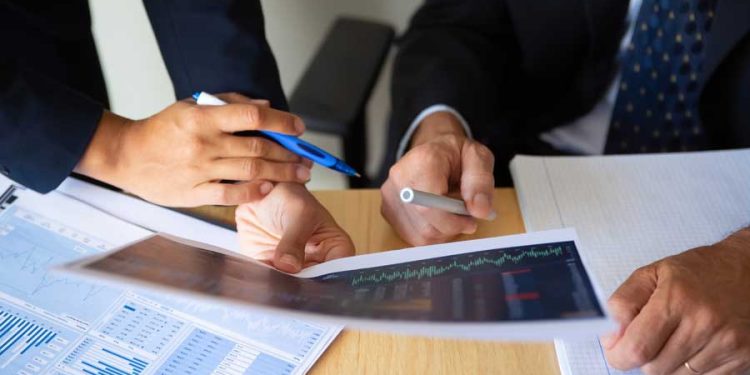gerentes de una empresa discutiendo estrategias comerciales