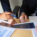 gerentes de una empresa discutiendo estrategias comerciales