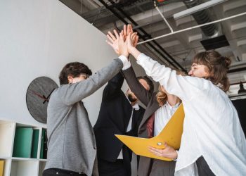 grupo de colaboradores equipo de trabajo felices celebrando