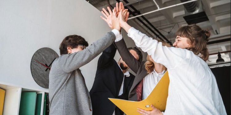 grupo de colaboradores equipo de trabajo felices celebrando