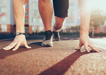 hombre atleta preparado para una carrera 5K