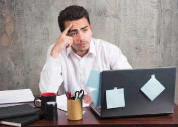 hombre empleado colaborador aburrido y desmotivado