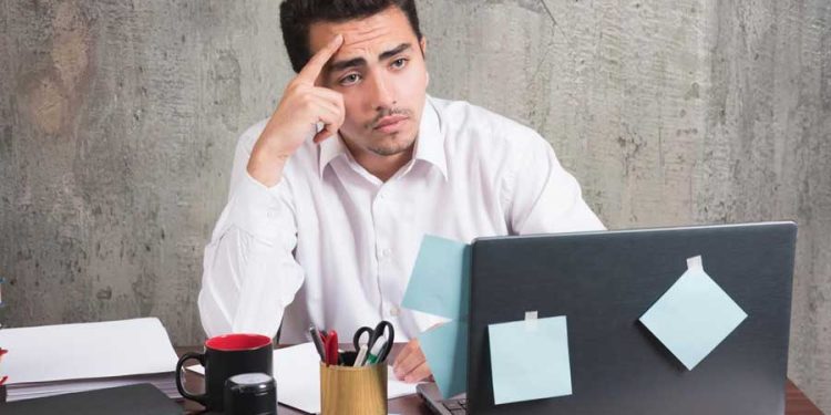 hombre empleado colaborador aburrido y desmotivado