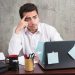hombre empleado colaborador aburrido y desmotivado