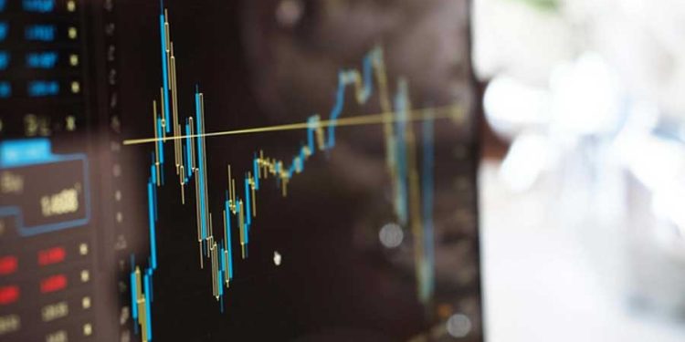 monitor con gráfico financiero