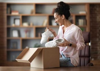 mujer abriendo una mystery box