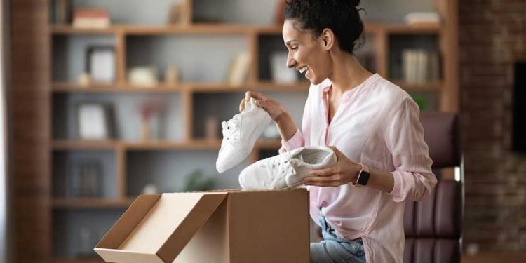 mujer abriendo una mystery box