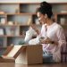 mujer abriendo una mystery box
