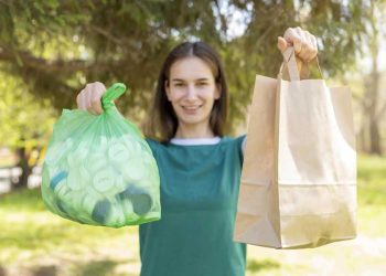 mujer reciclando plástico y utilizando bolsa ecológicas sostenibilidad