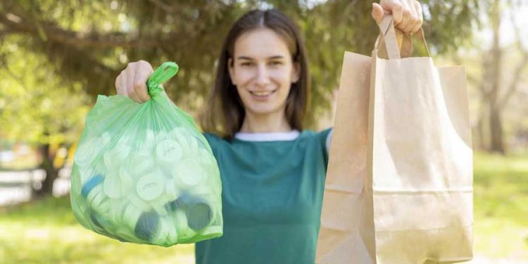 mujer reciclando plástico y utilizando bolsa ecológicas sostenibilidad