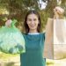 mujer reciclando plástico y utilizando bolsa ecológicas sostenibilidad