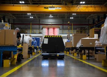 Industria automotriz crecerá un 15% al 2028 y adopta robots móviles autónomos para ganar eficiencia
