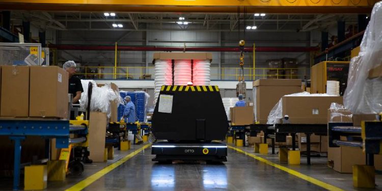 Industria automotriz crecerá un 15% al 2028 y adopta robots móviles autónomos para ganar eficiencia
