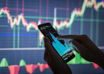 trading hombre inversor usando app