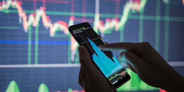 trading hombre inversor usando app